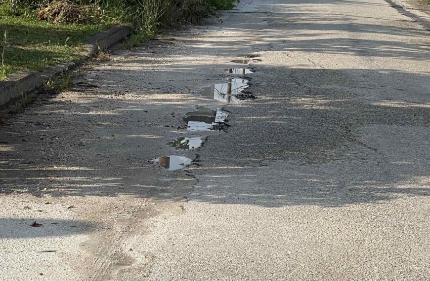 Κακοτεχνίες στο οδόστρωμα της οδού Δεινοχάρη στα Τρίκαλα