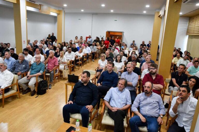 Πλήθος κόσμου στο Επιμελητήριο Τρικάλων για τις νέες δράσεις ενίσχυσης επιχειρήσεων