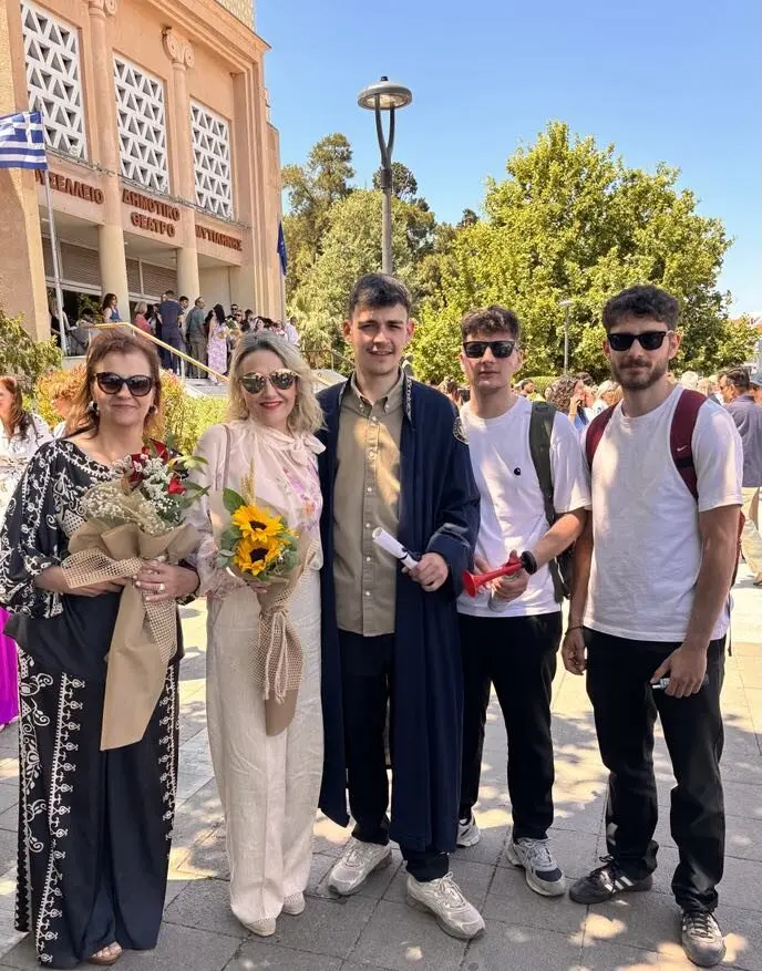 Με πτυχίο Κοινωνικής Ανθρωπολογίας και ιστορίας ο Κωνσταντίνος Μαϊμάνης