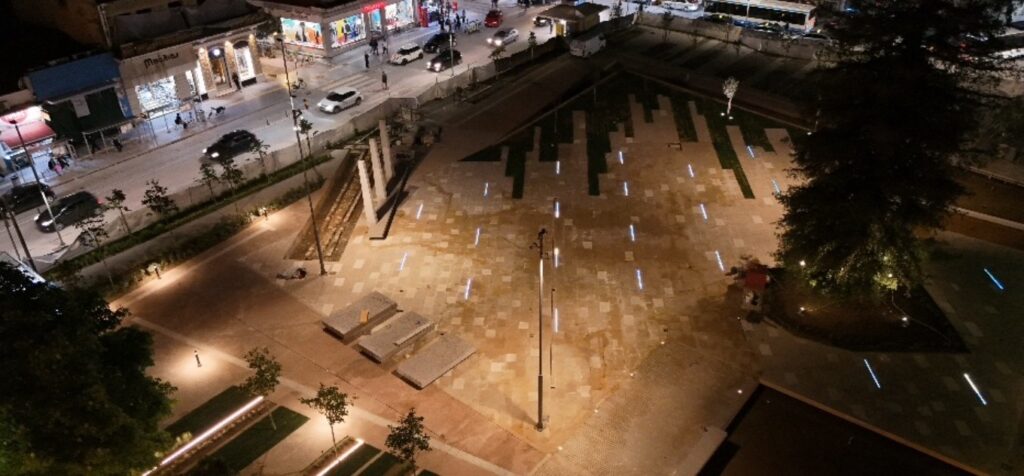 Η νέα Κεντρική Πλατεία Τρικάλων νυχτερινή, χωρίς πράσινο, με φώτα και πλακώστρωση