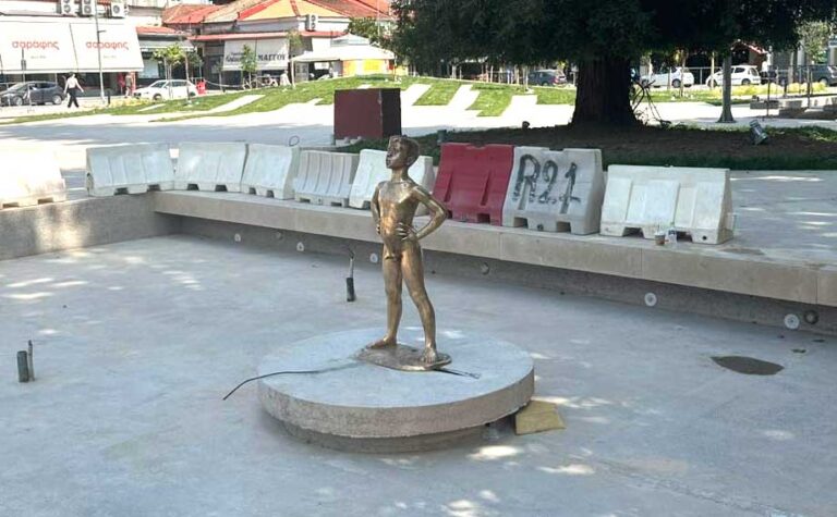 Ο νέος Νικολάκης στην Κεντρική Πλατεία Τρικάλων, σε ξηρό τσιμεντένιο βάθρο