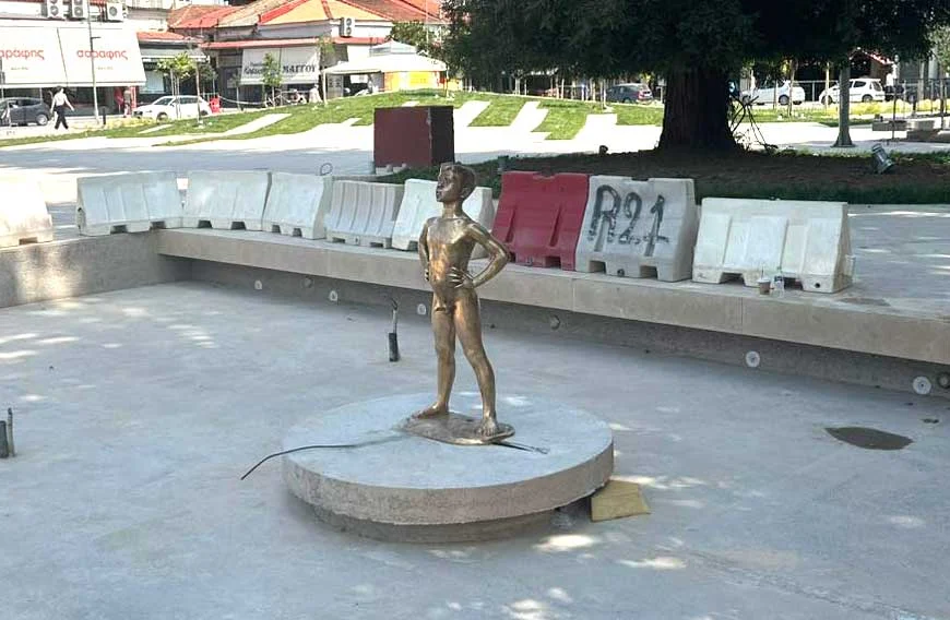 Ο νέος Νικολάκης στην Κεντρική Πλατεία Τρικάλων, σε ξηρό τσιμεντένιο βάθρο