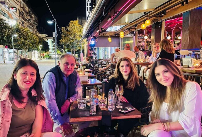Δημαρχεύων Παζαΐτης: Από τα σκήπτρα της εξουσίας… στο café της χαλάρωσης