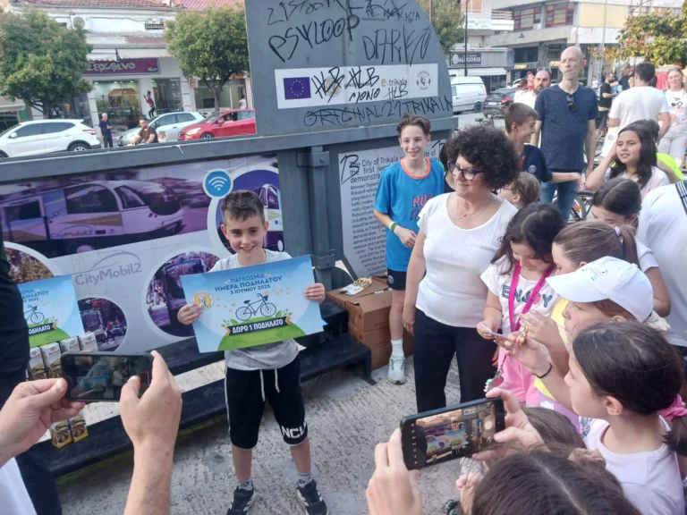 Ο μικρός Ραφαήλ κρατά την αφίσα του βραβείου από την ποδηλατοβόλτα στα Τρίκαλα