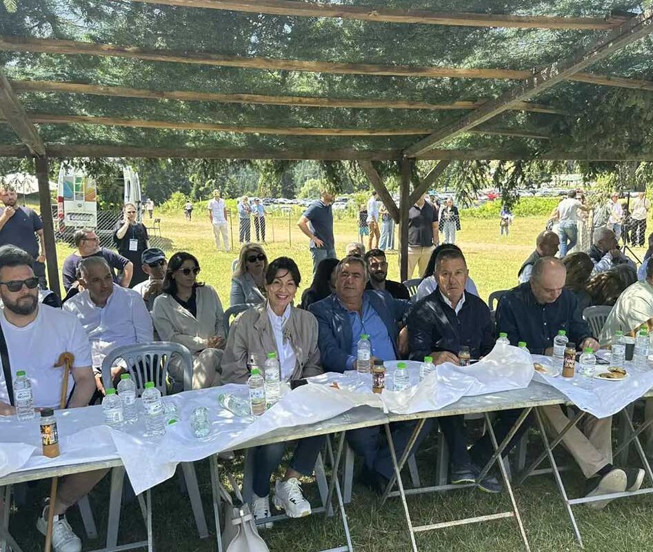 «Μαρίνα Κοντοτόλη και Κώστας Μαράβας, πρώτο τραπέζι στο Αντάμωμα Σαρακατσαναίων.