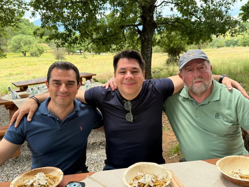 Ο Τζορτζ Τσούνης στα Τρίκαλα με Σκρέκα – Γαστρονομία, φύση και ελληνικό συναίσθημα