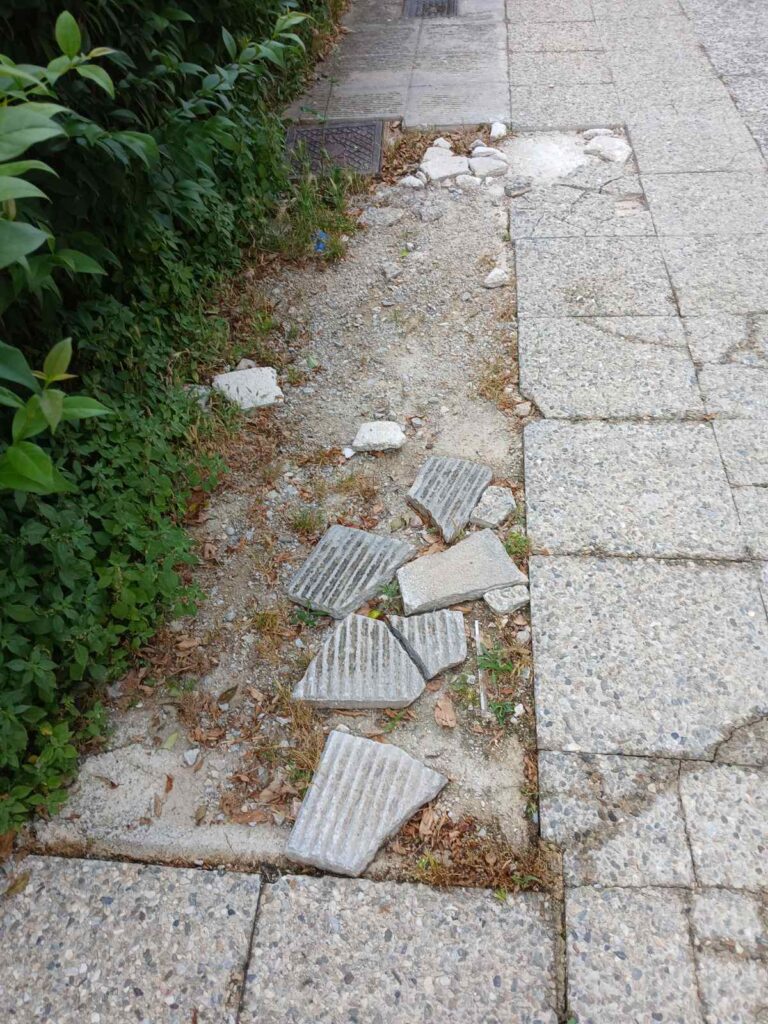 Σπασμένες πλάκες και κατεστραμμένο πεζοδρόμιο Υπάτρου 3 Τρίκαλα