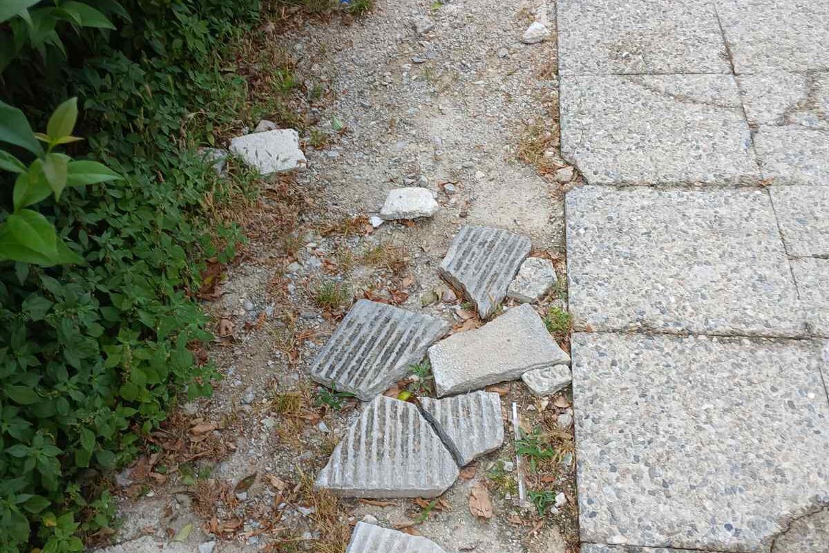 Εικόνα εγκατάλειψης στην Υπάτρου – Επικίνδυνο πεζοδρόμιο σε “έξυπνη πόλη”