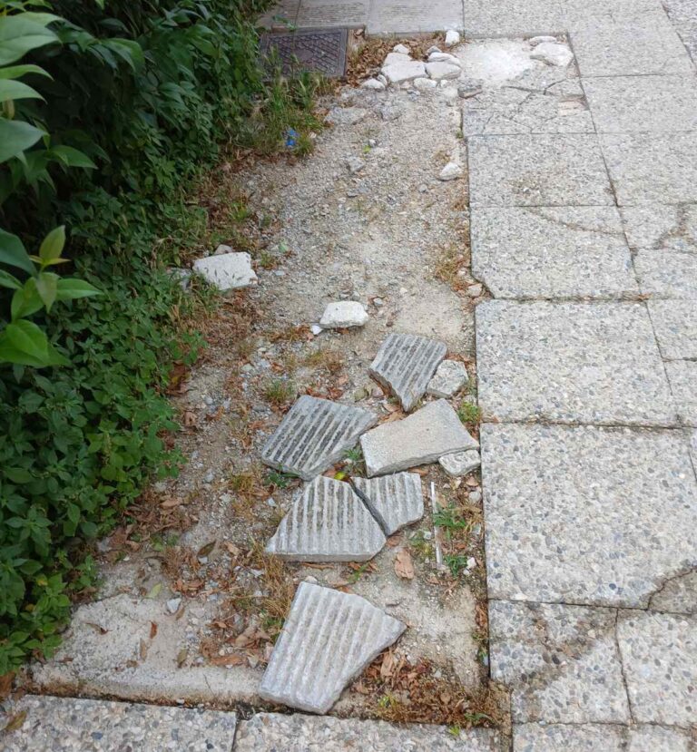 Σπασμένες πλάκες και κατεστραμμένο πεζοδρόμιο Υπάτρου 3 Τρίκαλα