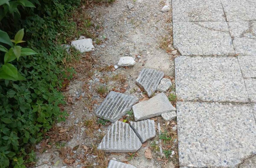 Σπασμένες πλάκες και κατεστραμμένο πεζοδρόμιο Υπάτρου 3 Τρίκαλα