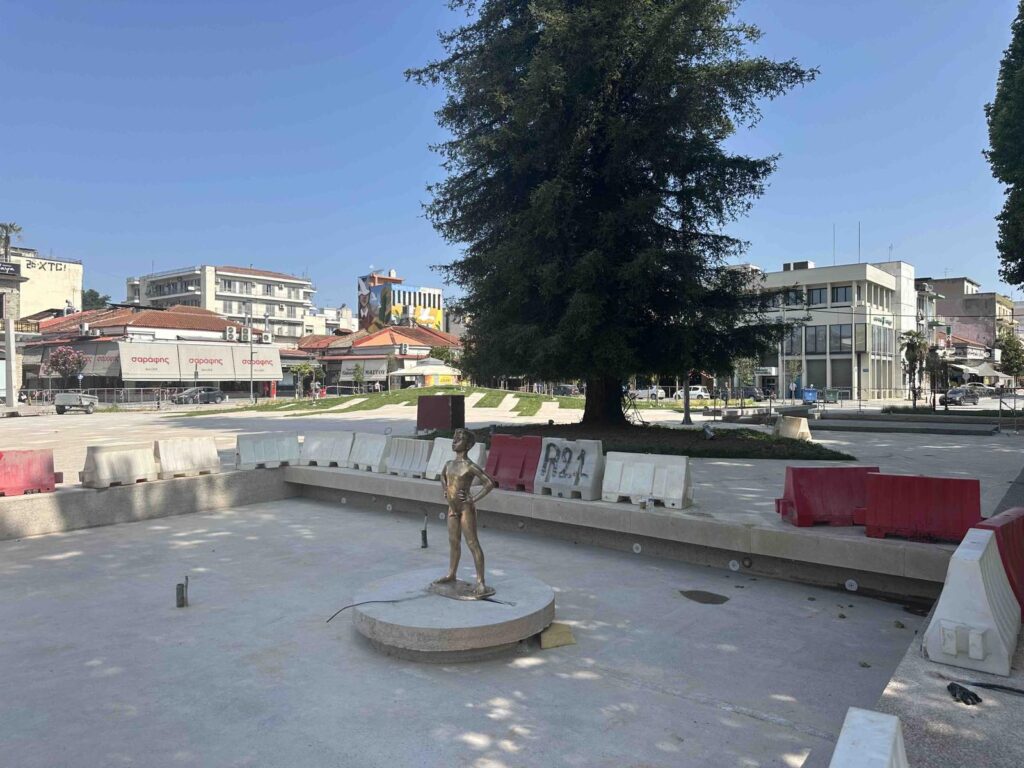 Ο Νικολάκης Τρίκαλα σε εργοταξιακό περιβάλλον στη νέα πλατεία, χωρίς νερό