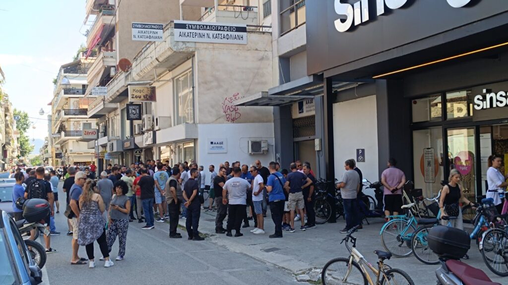 Δυναμική διαμαρτυρία των συνεργείων αυτοκινήτων στα Τρίκαλα – Συγκέντρωση έξω από την ΑΑΔΕ