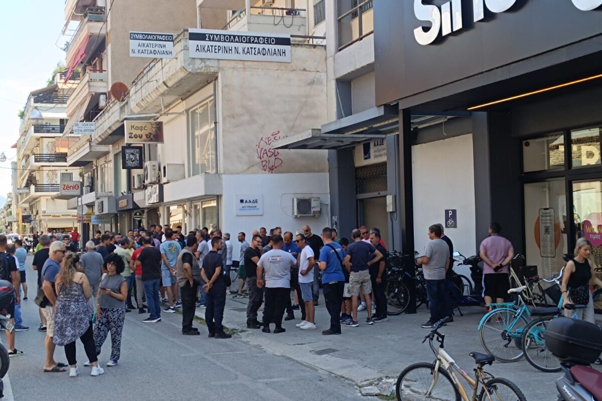 Δυναμική διαμαρτυρία των συνεργείων αυτοκινήτων στα Τρίκαλα – Συγκέντρωση έξω από την ΑΑΔΕ