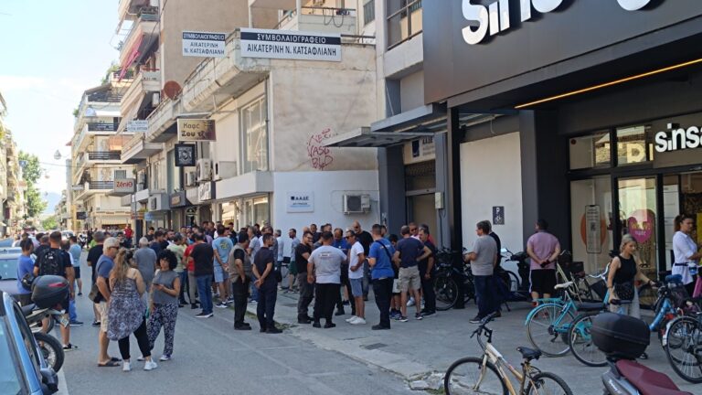 Συγκέντρωση διαμαρτυρίας ιδιοκτητών συνεργείων αυτοκινήτων έξω από την ΑΑΔΕ Τρικάλων, 1 Ιουλίου 2025