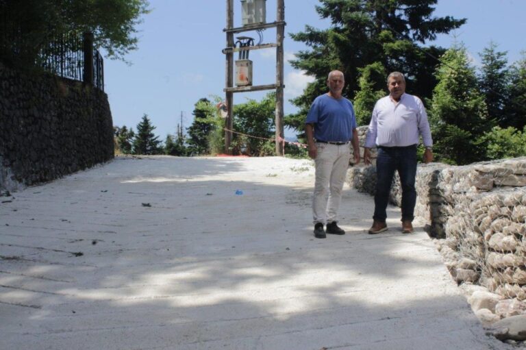 Ο Δήμαρχος Πύλης Κώστας Μαράβας επιβλέπει έργα αποκατάστασης οδοποιίας στην Ελάτη μαζί με τον πρόεδρο της Κοινότητας.