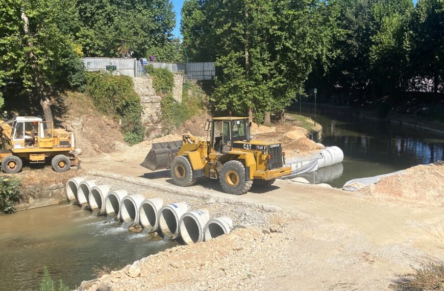 Μπήκαν μπουλντόζες στη Μαρούγκαινα — η γέφυρα ξεκινά ξανά, χωρίς μουσαμάδες