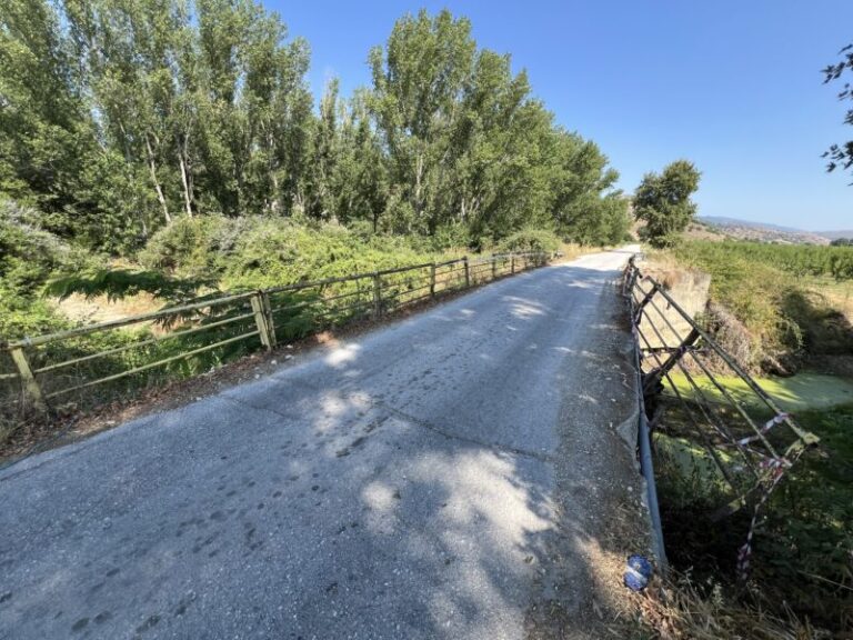 Εγκαταλελειμμένη και επικίνδυνη η γέφυρα Κρήνης – Παναγίτσας, με σπασμένα κάγκελα και πλήρη απουσία συντήρησης