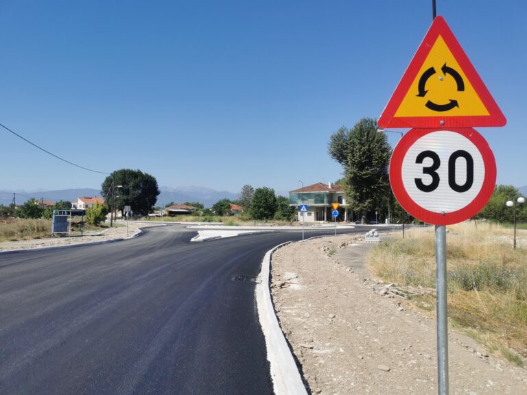 Νέος κυκλικός κόμβος στην είσοδο των Μεγάλων Καλυβίων, με εργασίες σχεδόν ολοκληρωμένες και σήμανση στη θέση της