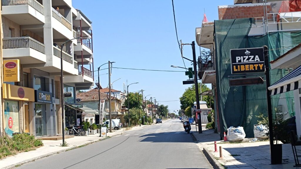 Κεντρικός δρόμος πόλης Τρικάλων άδειος λόγω καύσωνα, Ιούλιος 2025