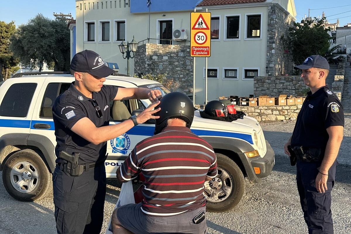 Δωρεάν κράνη σε δικυκλιστές από την Αστυνομία Αλοννήσου – Μήνυμα για την οδική ασφάλεια