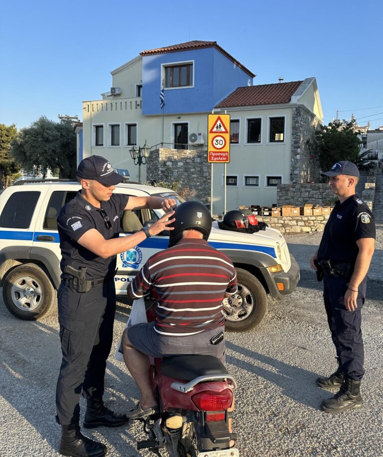 Δωρεάν κράνη σε δικυκλιστές από την Αστυνομία Αλοννήσου – Μήνυμα για την οδική ασφάλεια