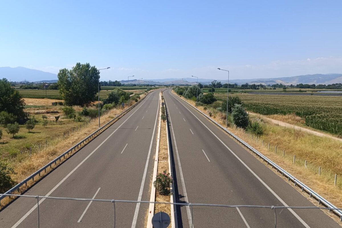 Άδειασαν τα Τρίκαλα – Ο καύσωνας «σάρωσε» τους δρόμους