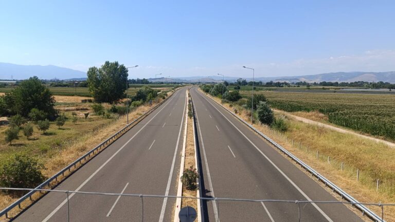 Άδειος αυτοκινητόδρομος Ε65 στα Τρίκαλα με φόντο τα βουνά, καλοκαίρι 2025