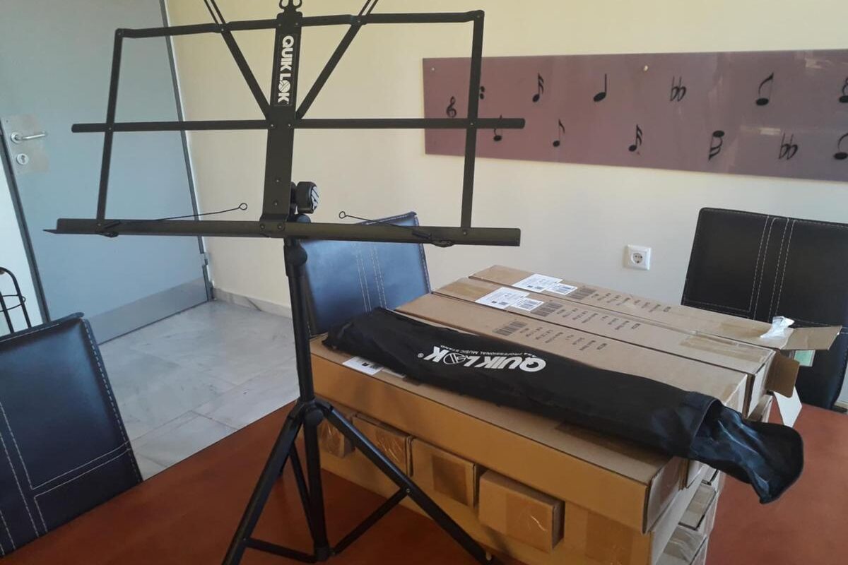 Δωρεά αναλογίων στο Μουσικό Σχολείο Τρικάλων από γονείς μαθήτριας