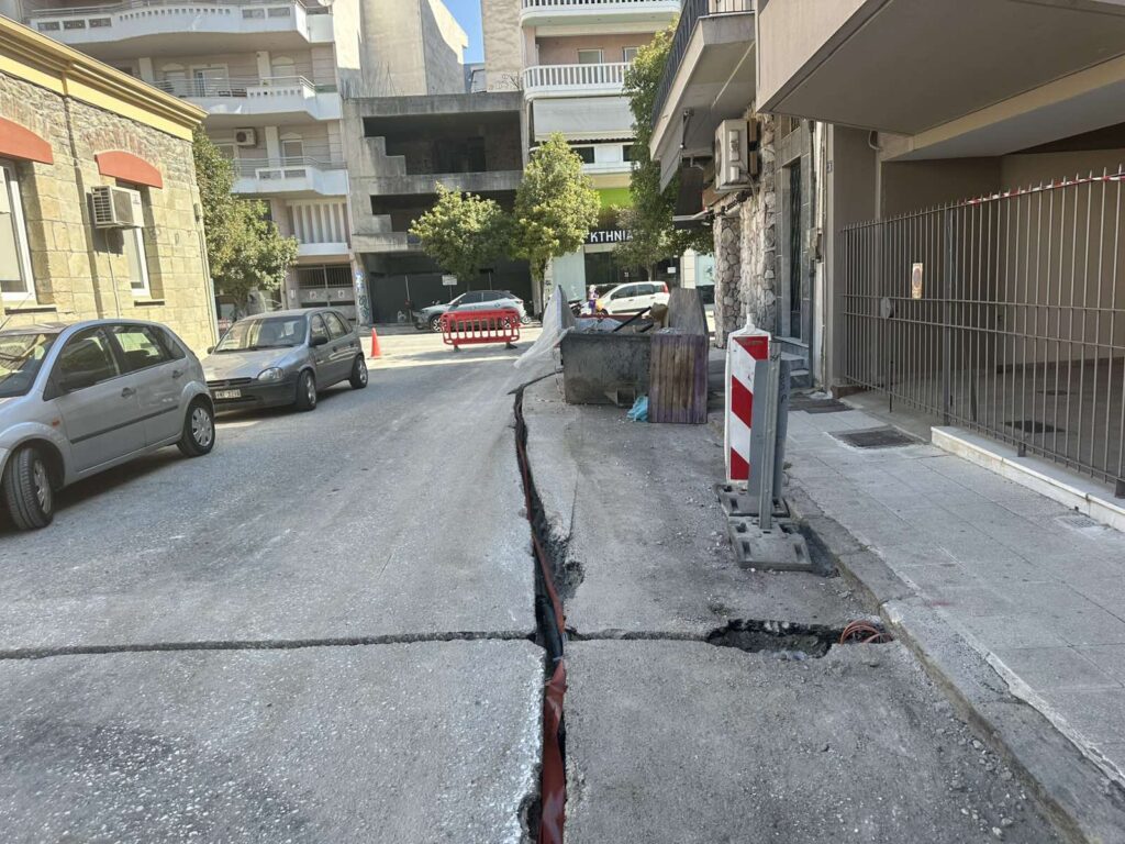 Γραμμή τομής που λοξοδρομεί εξαιτίας κάδου με μπάζα – χαρακτηριστική εικόνα προχειρότητας σε έργο υποδομής στα Τρίκαλα.