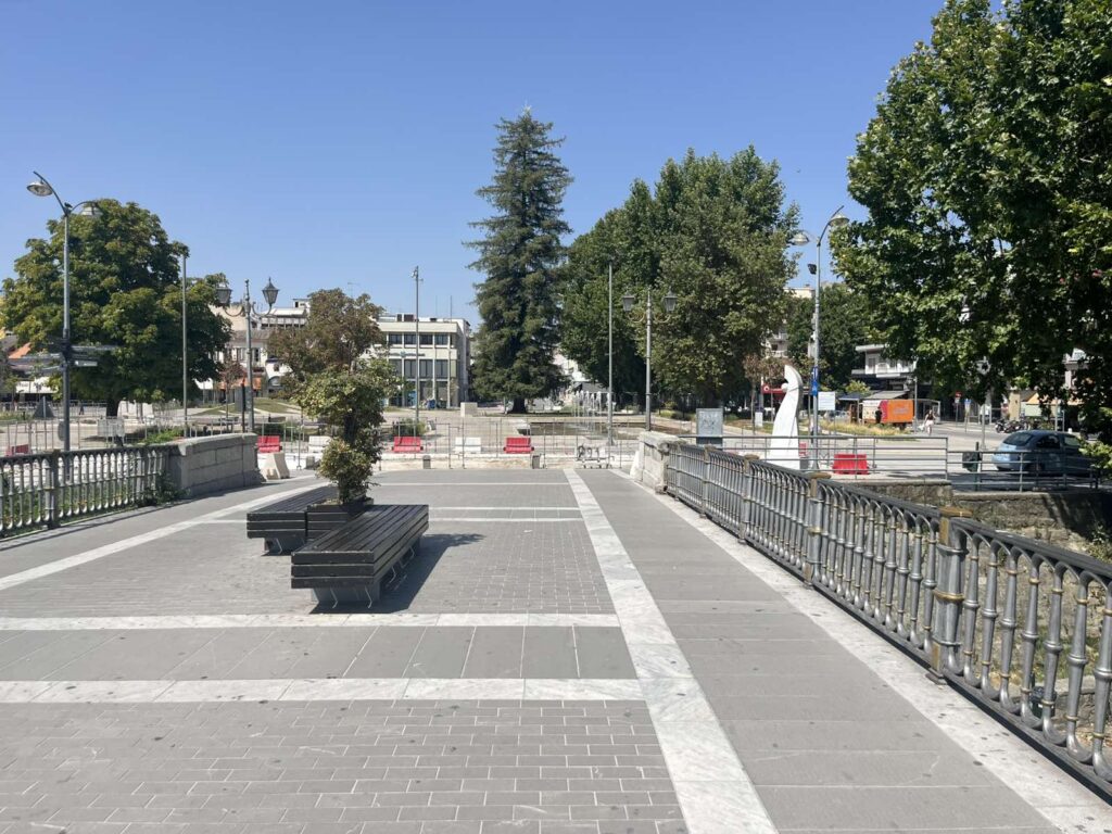 Μεσημέρι στα Τρίκαλα: Ο καύσωνας άδειασε την πόλη – 42°C ο υδράργυρος
