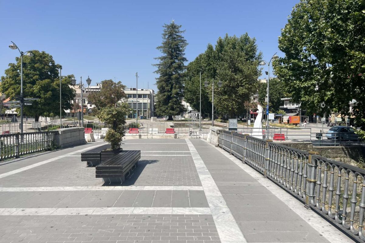 Μεσημέρι στα Τρίκαλα: Ο καύσωνας άδειασε την πόλη – 42°C ο υδράργυρος