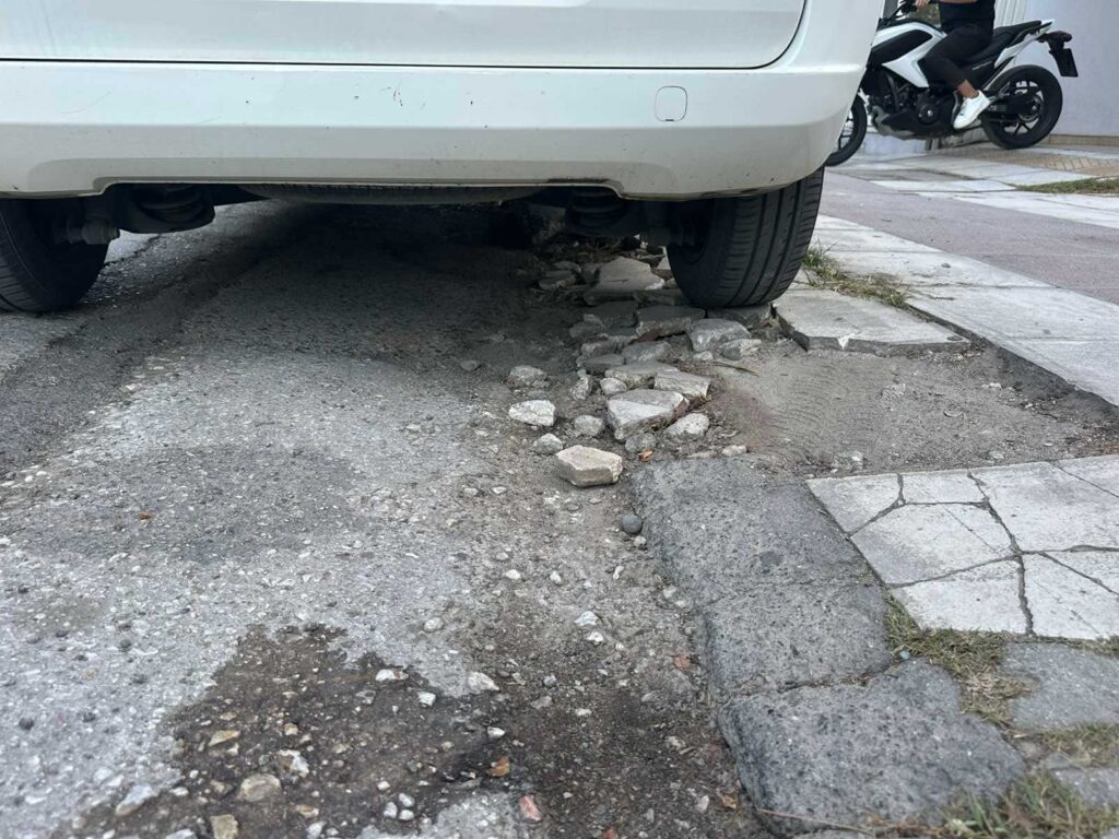 Κατεστραμμένα πεζοδρόμια και λακκούβες σε δρόμο στα Τρίκαλα