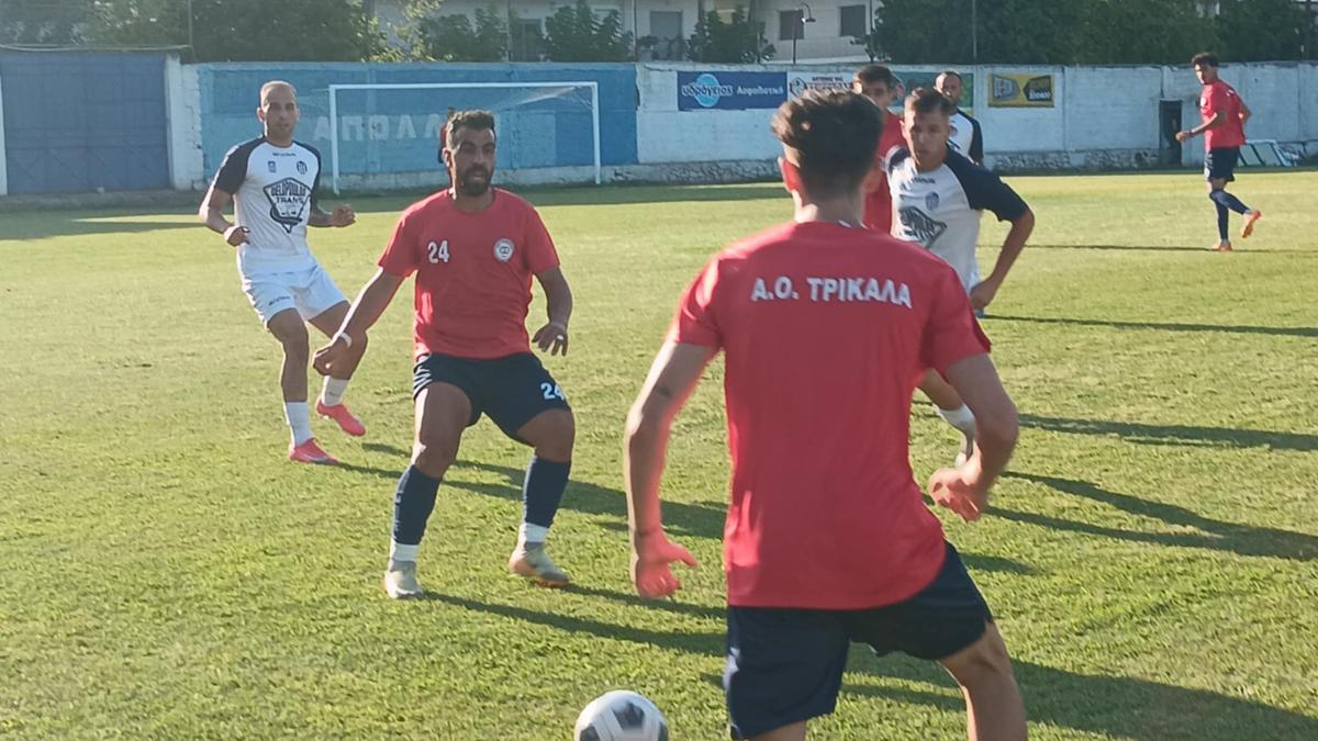 Παίκτες του ΑΟ Τρίκαλα και του Απόλλων Λάρισας σε φάση από φιλικό αγώνα προετοιμασίας.