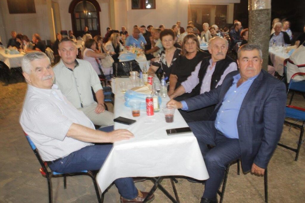 δημοτική βραδιά στο Πετροχώρι με ζωντανή μουσική και χορό.