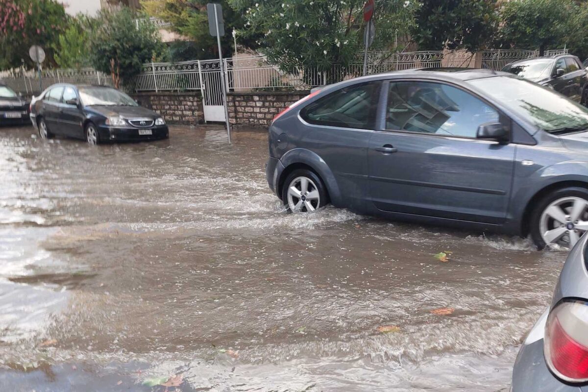 Τρίκαλα: Πολίτες καθαρίζουν φρεάτια για 2η μέρα στο κέντρο