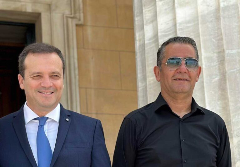 Θανάσης Λιούτας και Βαγγέλης Αργυρίου στον προαύλιο χώρο της Βουλής