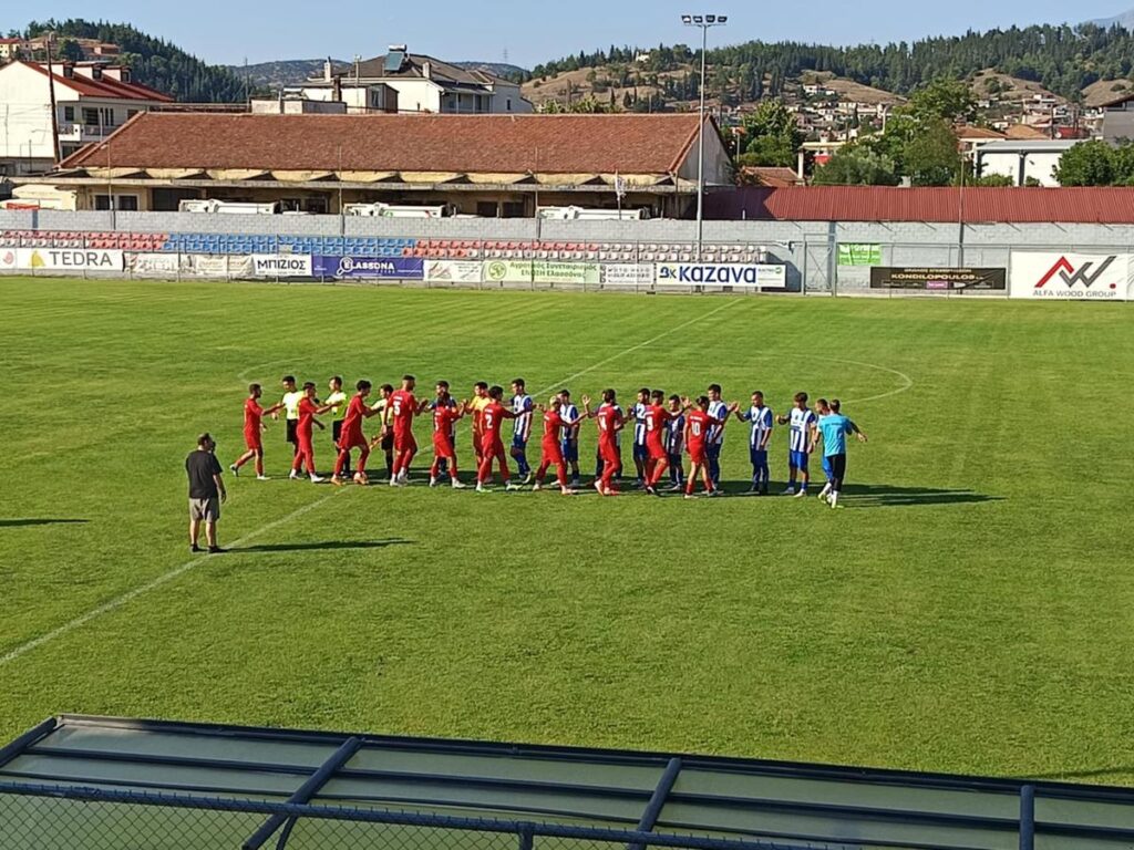 Οι δύο ομάδες πριν τη σέντρα του φιλικού ΑΟ Τρίκαλα – ΠΟ Ελασσόνας στην Ελασσόνα