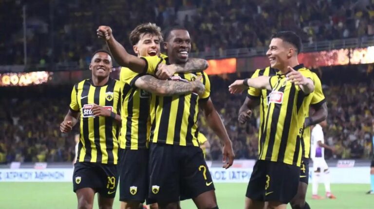 Οι παίκτες της ΑΕΚ πανηγυρίζουν σε αγώνα στη Νέα Φιλαδέλφεια για το Conference League