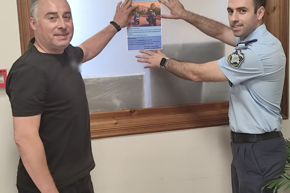 Αξιωματικοί του Α.Τ. Μετεώρων ενημερώνουν στην Καλαμπάκα για τη χρήση προστατευτικού κράνους σε οδηγούς και επιβάτες δικύκλων.