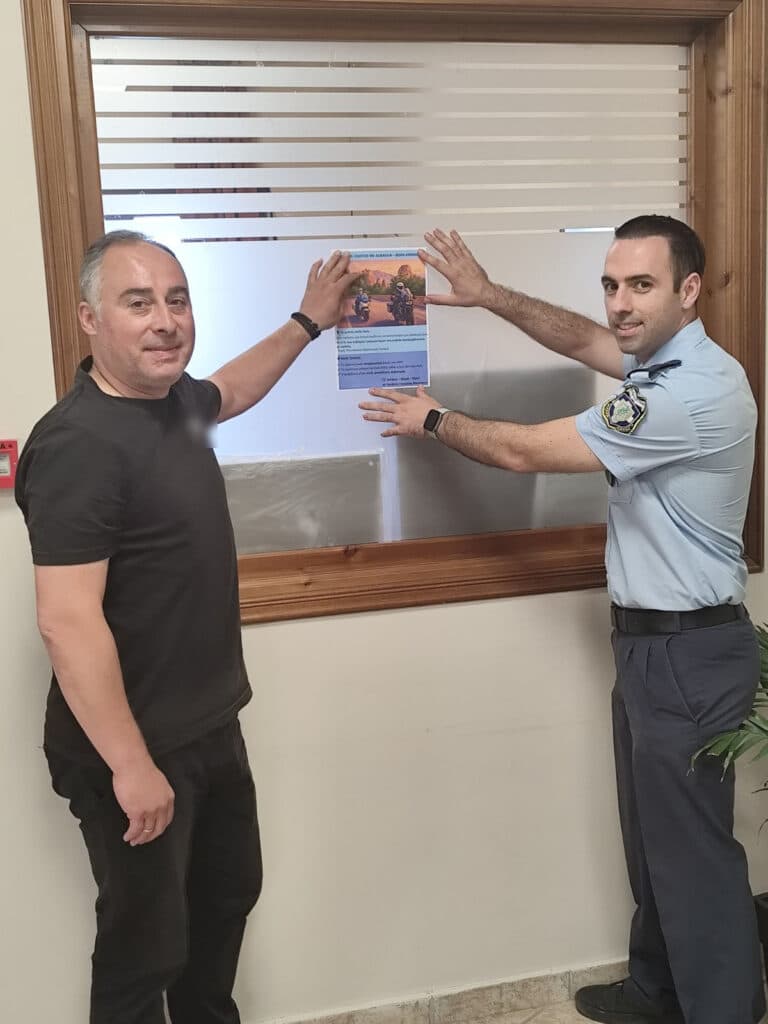 Αξιωματικοί του Α.Τ. Μετεώρων ενημερώνουν στην Καλαμπάκα για τη χρήση προστατευτικού κράνους σε οδηγούς και επιβάτες δικύκλων.