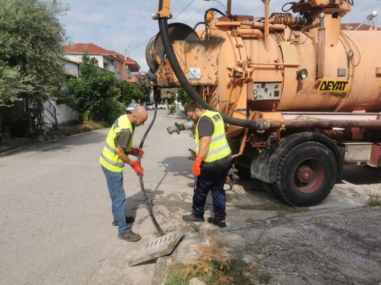 Συνεργείο της ΔΕΥΑΤ καθαρίζει φρεάτιο όμβριων υδάτων με ειδικό όχημα στην οδό Πατουλιά Τρικάλων