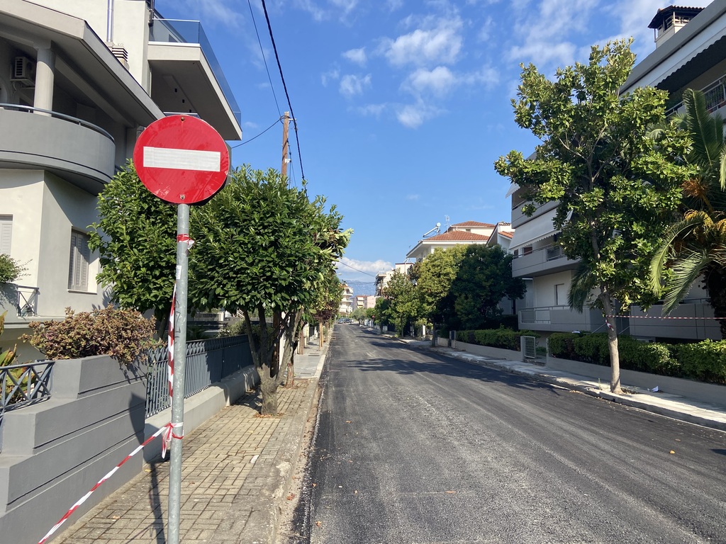 Τρίκαλα: Στην οδό Χαρ. Τρικούπη τα συνεργεία του Δήμου – Μια ακόμη “πληγή” του οδικού δικτύου κλείνει