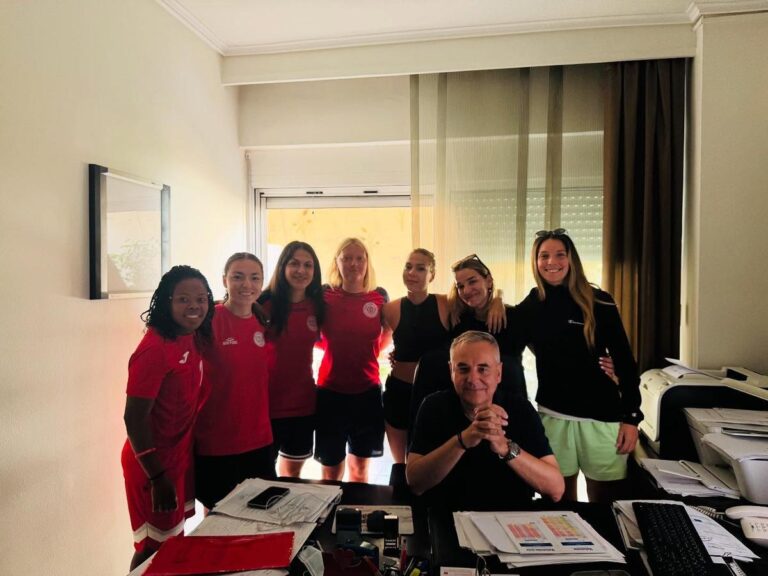 Παίκτριες του ΑΟ Τρίκαλα 2011 σε καρδιολογικές εξετάσεις με τον γιατρό Θωμά Καλτσά