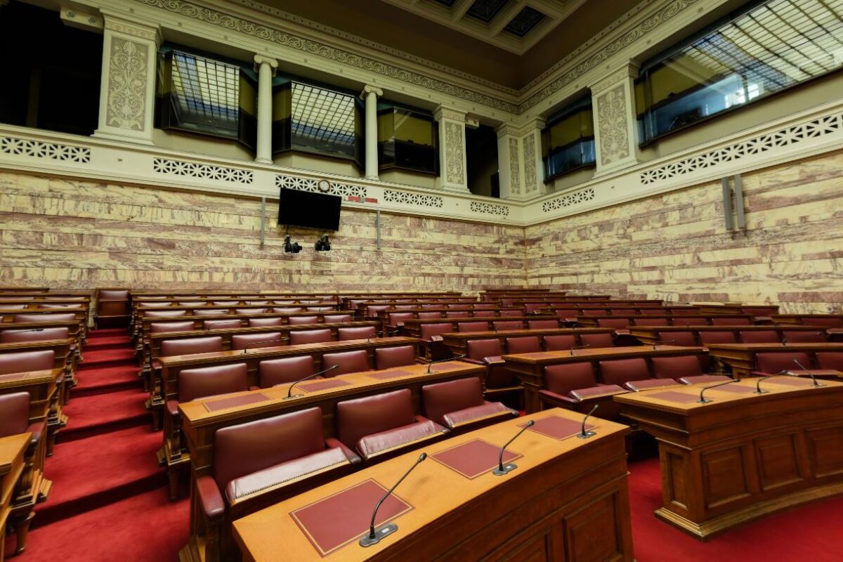 Άδεια έδρανα της Ολομέλειας της Βουλής των Ελλήνων