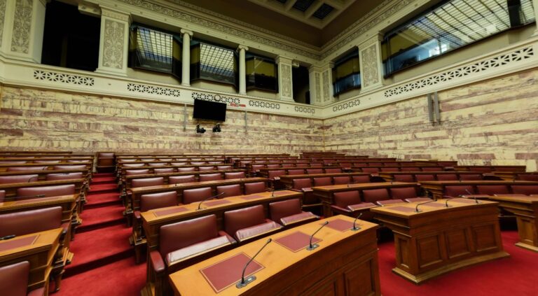 Άδεια έδρανα της Ολομέλειας της Βουλής των Ελλήνων