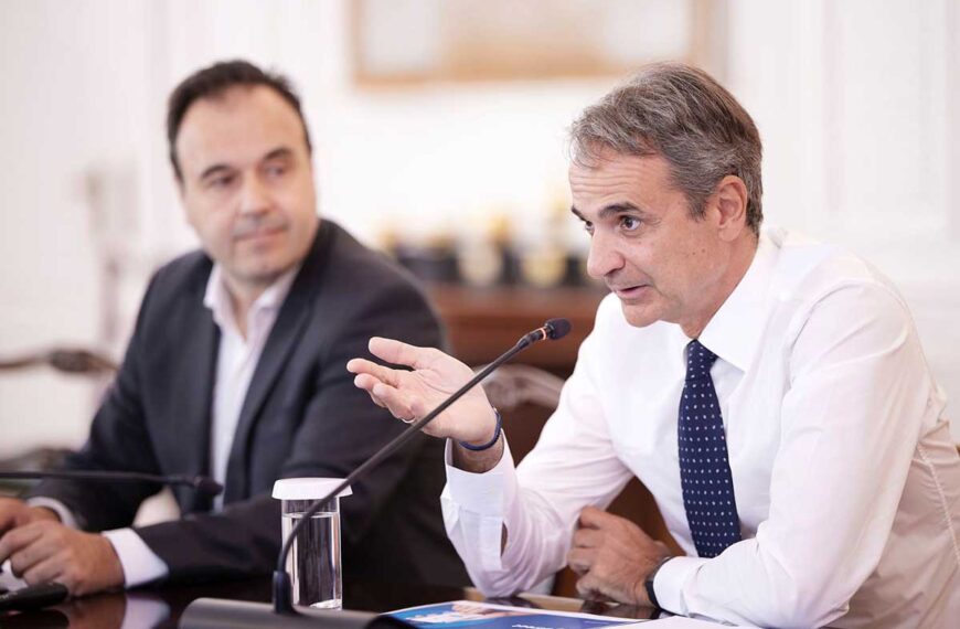 Ο Δημήτρης Παπαστεργίου συνομιλεί με τον Κυριάκο Μητσοτάκη κατά την παρουσίαση του MyStreet