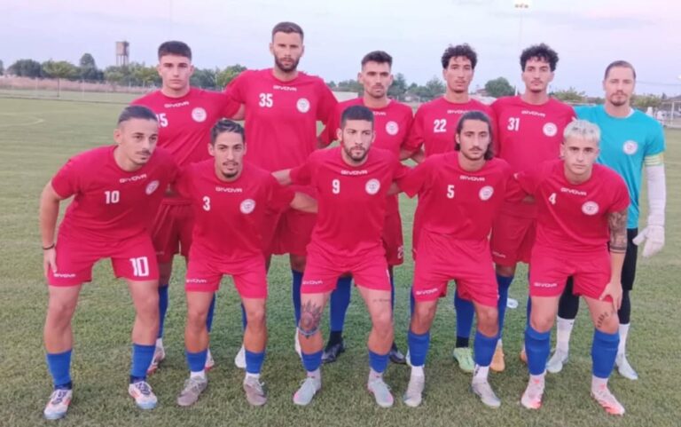 Ομαδική φωτογραφία παικτών του ΑΟ Τρίκαλα με φούξια εμφανίσεις πριν τον αγώνα κυπέλλου ερασιτεχνών