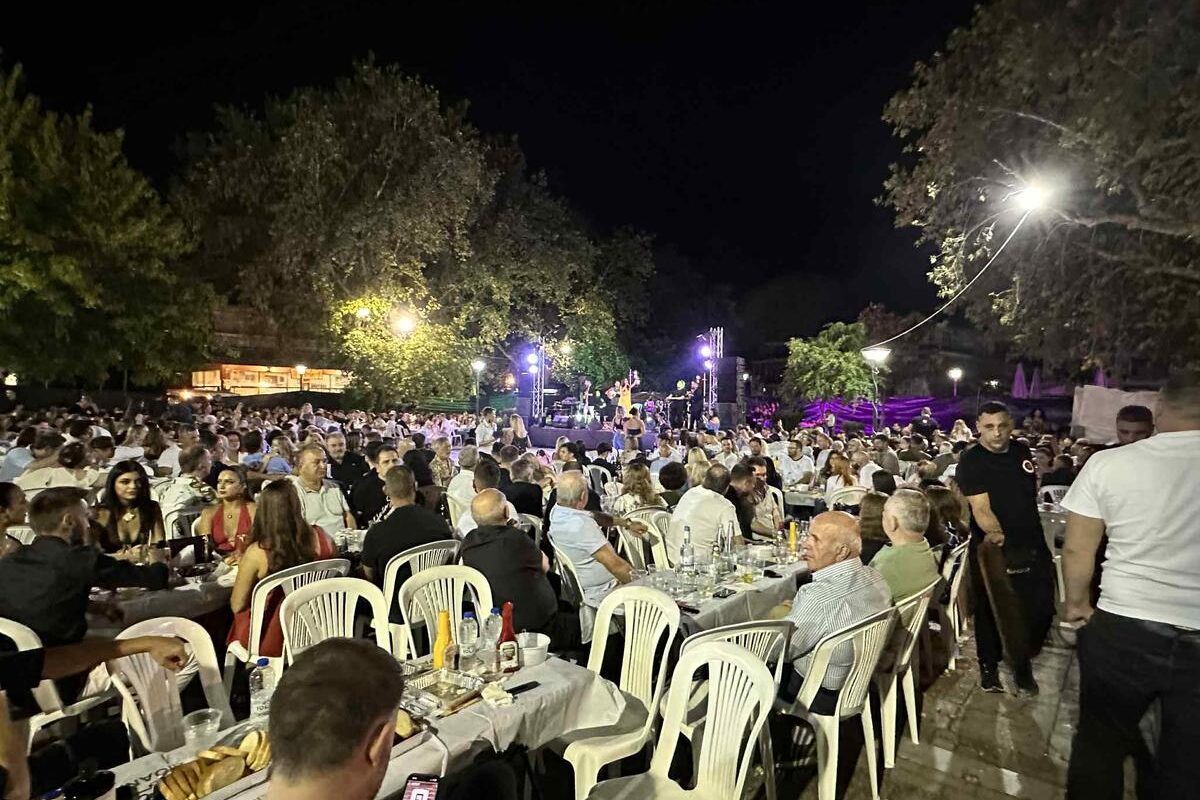 Πλήθος κόσμου απολαμβάνει το μουσικό πρόγραμμα στον ετήσιο χορό του «Διγενή» Νεοχωρίου.