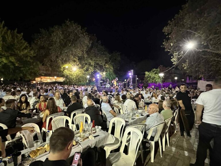 Πλήθος κόσμου απολαμβάνει το μουσικό πρόγραμμα στον ετήσιο χορό του «Διγενή» Νεοχωρίου.
