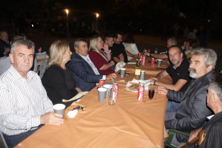 Κόσμος και τοπικοί φορείς στη γιορτή του παραδοσιακού εθίμου «Πιπέρι» στην πλατεία της Μεσοχώρας.